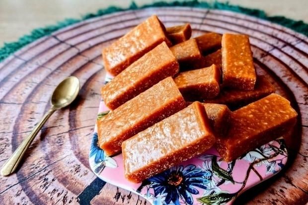 Krówki keto pokrojone w kostki na talerzu