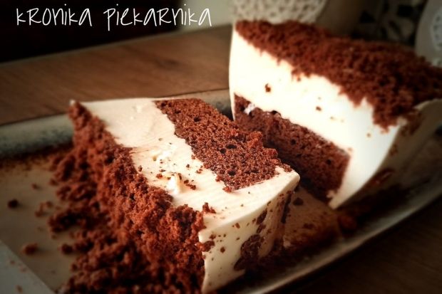 Sernik brownie keto na zimno na talerzu