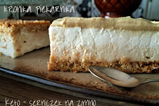 Sernik pistacjowy keto na talerzu