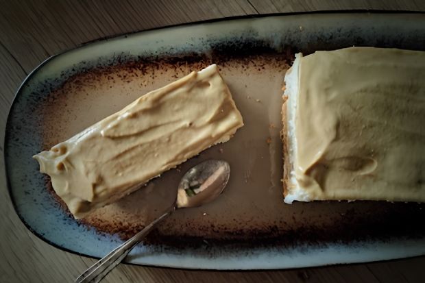 Sernik na zimno z kremem pistacjowym widziany z góry