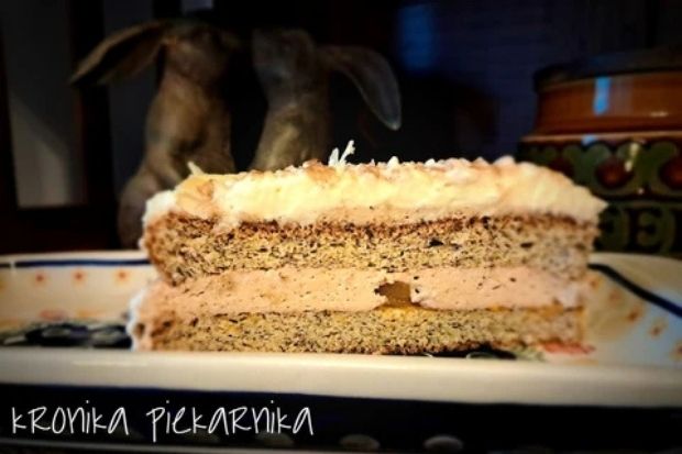 Tort migdałowo-makowy keto ozdobiony orzechami i makiem