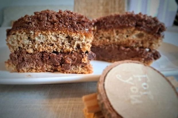 Tort orzechowy keto pokrojony na talerzu
