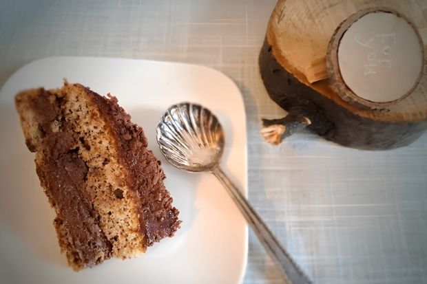 Przekrojony tort z widoczną warstwą kremu czekoladowo-kawowego