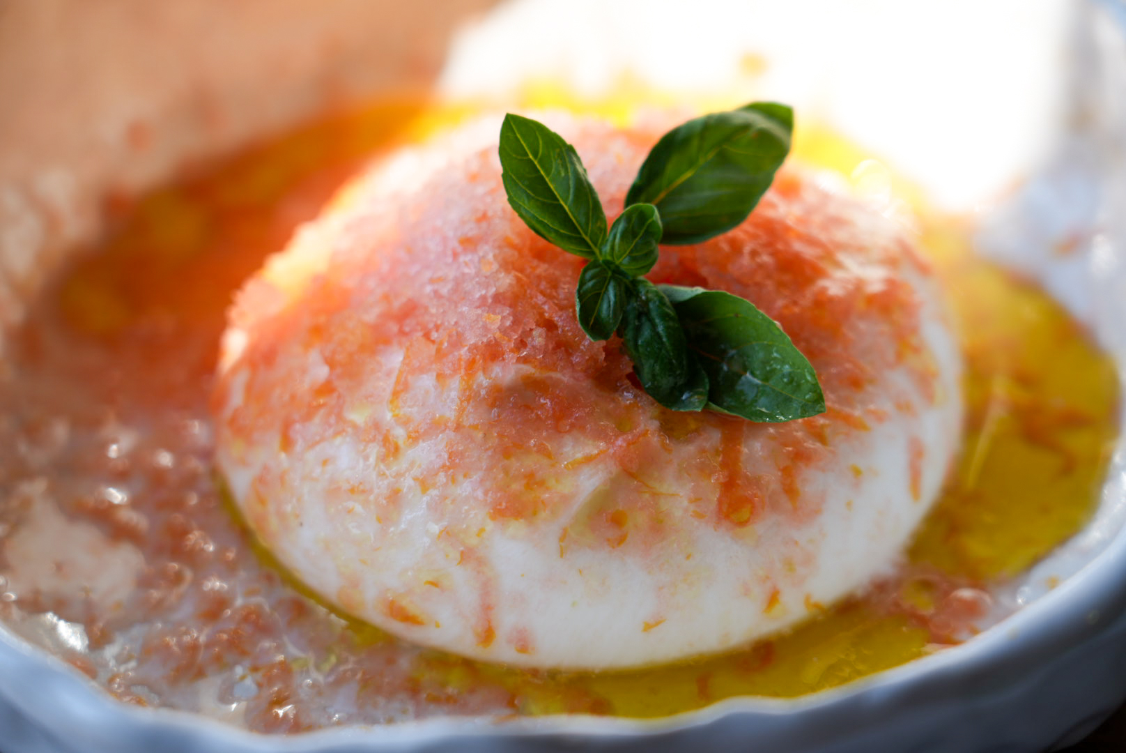 Buratta z mrożonym pomidorem keto - kremowy ser z lodową pomidorową okruszką i oliwą