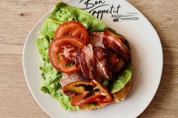 Keto chlebki serowe z mascarpone - puszyste bułeczki na talerzu w przekroju