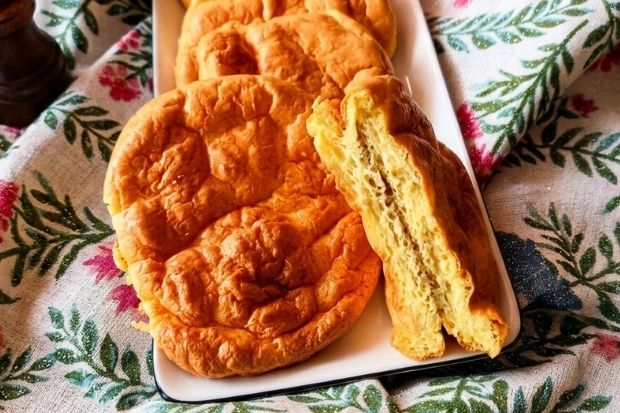 Keto chlebki serowe z mascarpone - puszyste bułeczki z bliska
