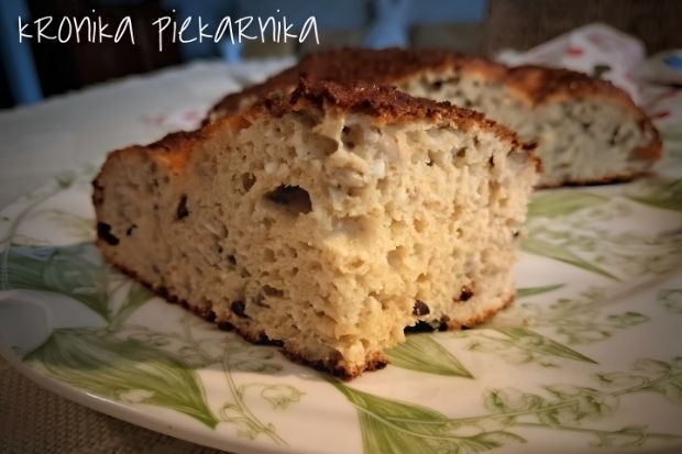 Keto chlebek twarogowy w przekroju - wilgotny miąższ z ziarnami słonecznika