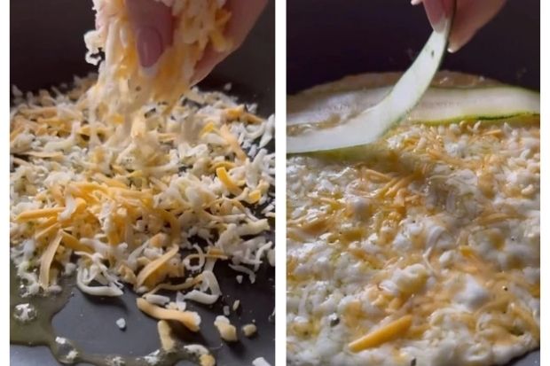 Roztopiony ser cheddar na patelni przykryty plastrami cukinii