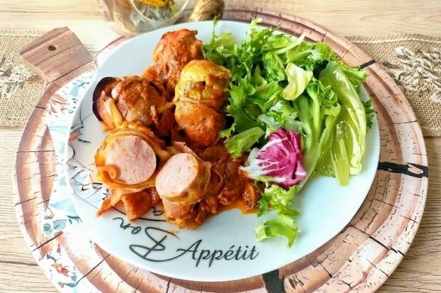Keto kiełbaski w boczku i bakłażanie podane z sałatą