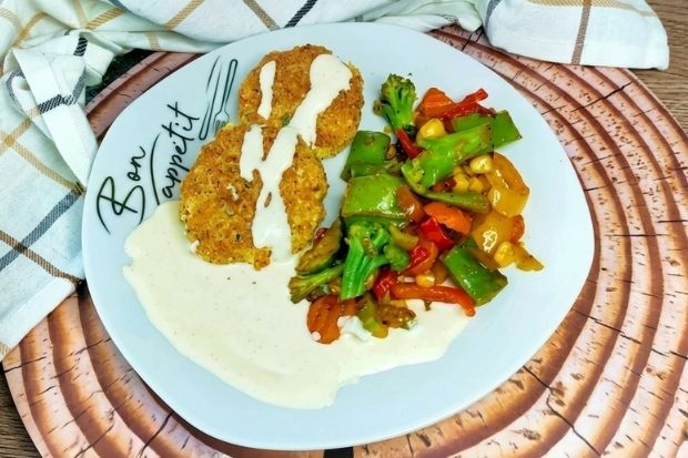 Keto kotleciki z jajek i boczku podane z sosem chrzanowym