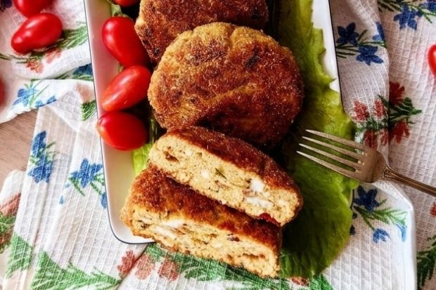 Keto kotlety jajeczne z boczkiem smażone na patelni - złociste z obu stron
