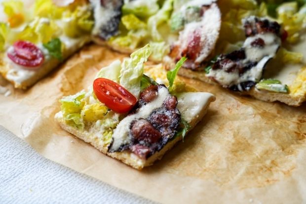 Keto pizza z kurczaka al'a cezar z sosem cezar boczkiem i sałatą lodową