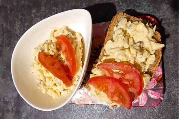 Keto sałatka jajeczna błyskawiczna z ogórkami kiszonymi i suszonymi pomidorami