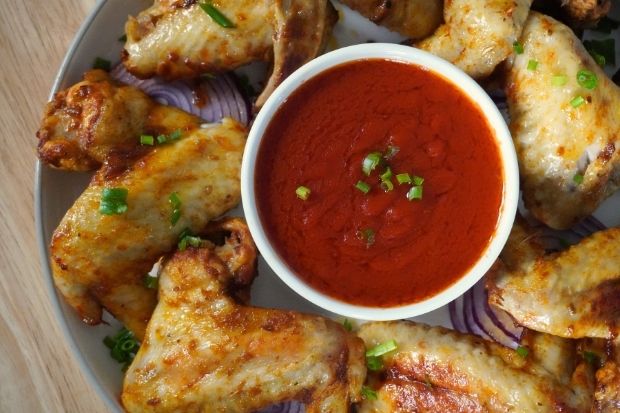 Keto skrzydełka Bucyfallo - chrupiące skrzydełka kurczaka z ostrym sosem Buffalo bez cukru