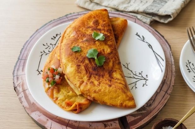 Keto tortilla z farszem mięsno-serowym przekrojona na pół - widoczne nadzienie