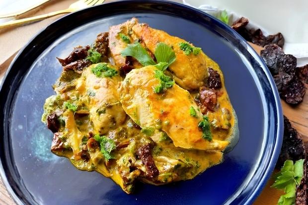 Keto kurczak śmietanowo-pomidorowy z szpinakiem i suszonymi pomidorami na patelni
