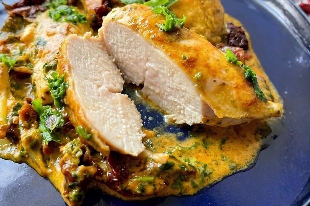 Porcja keto piersi z kurczaka w kremowym sosie śmietanowo-pomidorowym