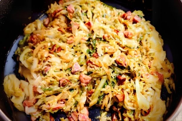 Keto udka z kurczaka z młodą kapustą i boczkiem na talerzu