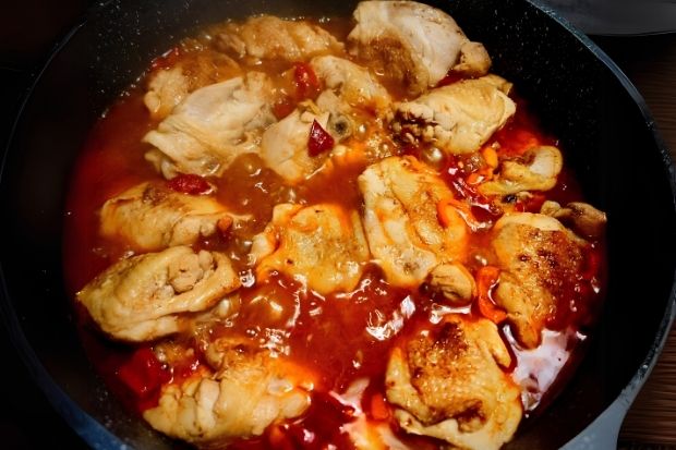 Talerz z keto podudzia kurczaka w kremowym sosie mascarpone z młodą kapustą i boczkiem