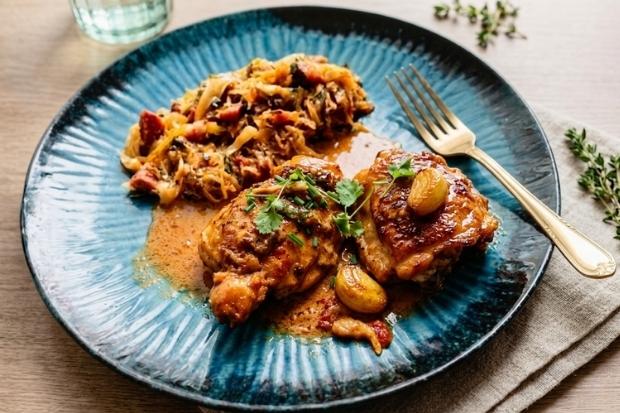 Keto udka z kurczaka w sosie mascarpone z suszonymi pomidorami i papryką