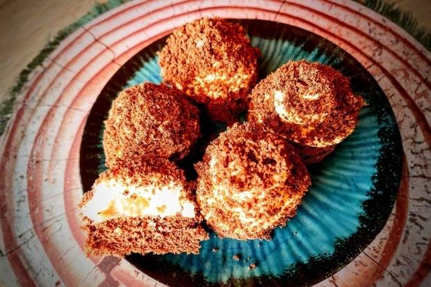 Keto mini kopiec kreta - ciasteczka biszkoptowe z kremem mascarpone na talerzu