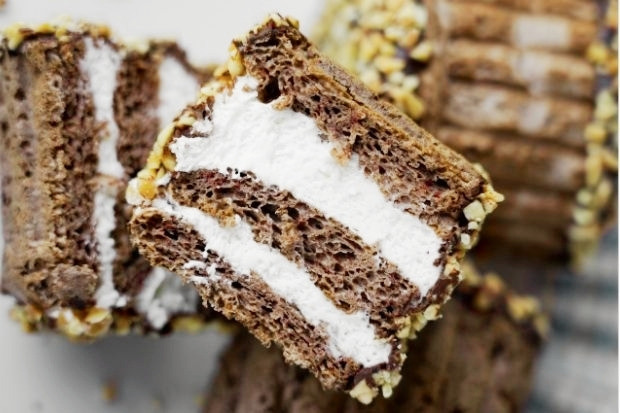 Przekrojone keto roladki biszkoptowe z kremem mascarpone w środku