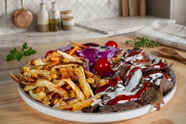 Kebab keto z mielonej wołowiny z frytkami z selera korzeniowego na talerzu
