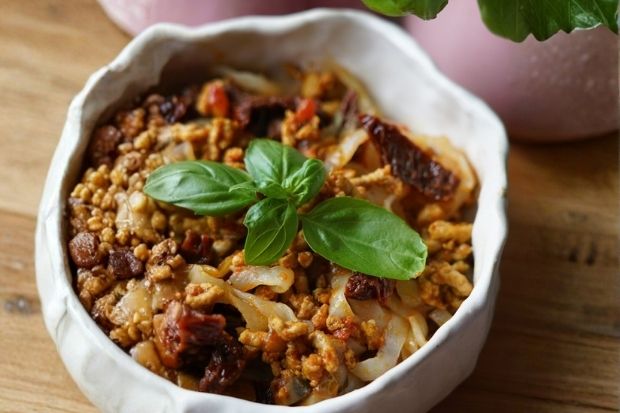 Talerz keto makaronu pomidorowego z mięsem mielonym wołowym