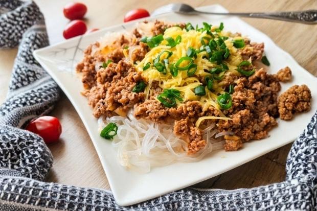 Keto spaghetti z makaronem konjac z sosem bolońskim i serem żółtym