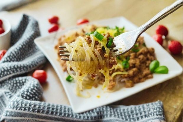 Talerz keto spaghetti z makaronem konjac i mięsem mielonym