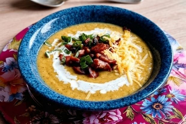 Keto krem jarzynowy z boczkiem i kiełbasą