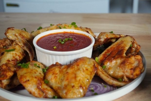 Pikantne keto skrzydełka z sosem Buffalo bez cukru