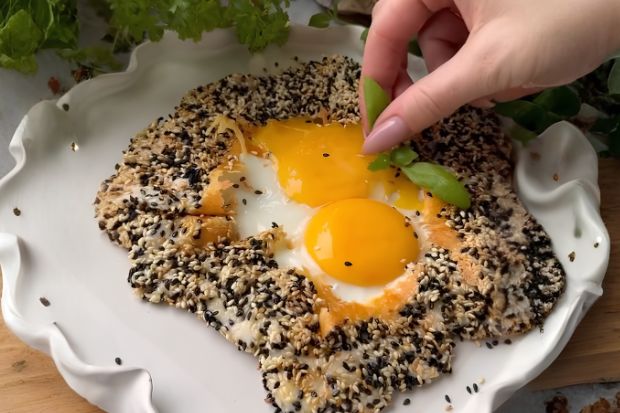 Keto jajka w sezamie z serem