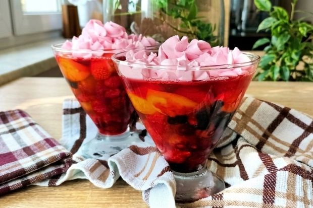 Orzeźwiający Keto Deser: Owoce w Galaretce Bez Cukru